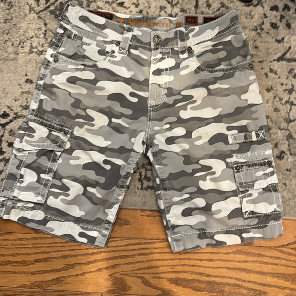 Like new Rock Revival light gray camo shorts